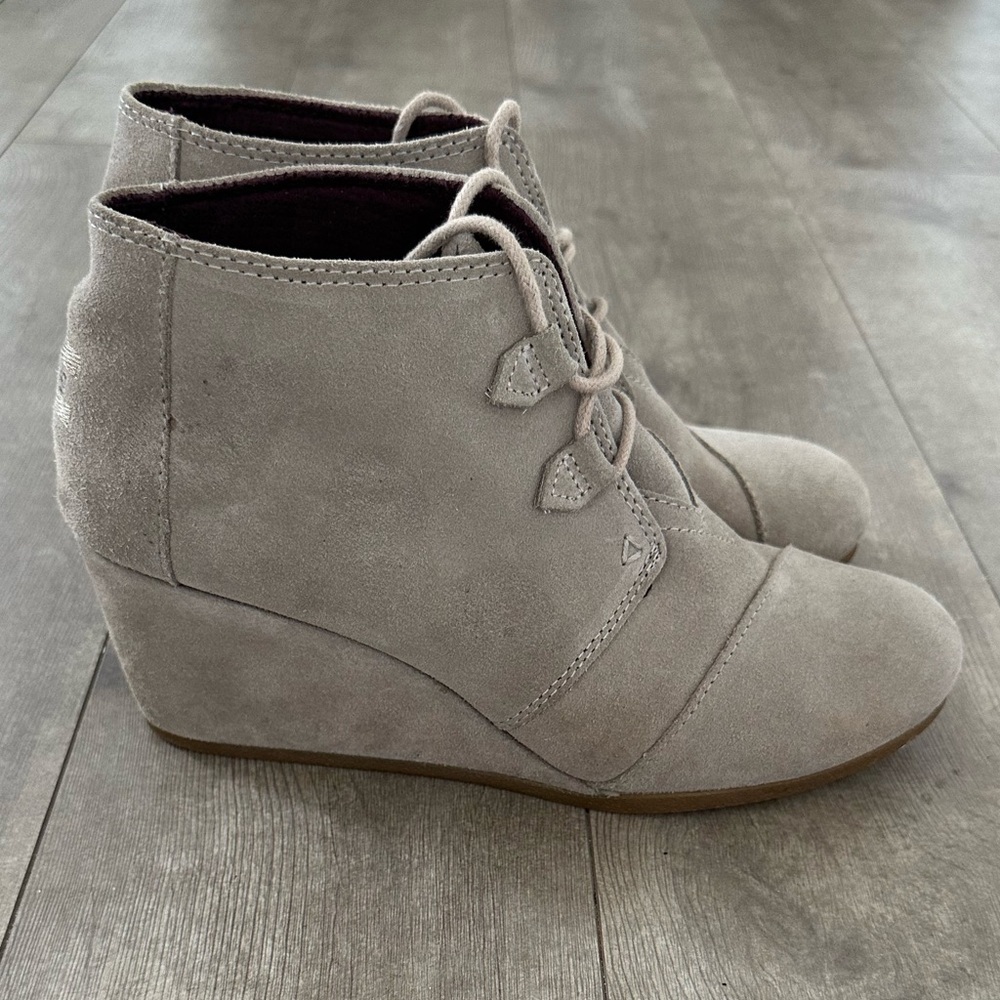 TOMS Women's Lace Up Suede Ankle Boots Booties size 11W
Worn once